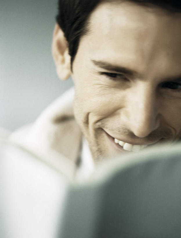 西方人,脸,头,脸颊,头发,一个人,笑,微笑,露齿笑,竖图,室内,特写,白天,正面,毛衣,书籍,欧洲,欧洲人,仅一个男性,仅一个人,一本,握,朦胧,模糊,拿,拿着,注视,仅一个年轻男性,白色,黑色,观察,看,一件,握着,观看,察看,关注,男人,男性,年轻男性,白种人,头部,脸部,脸蛋,面部,书,图书,半身,彩图,绒衣,套衫,套头毛衣,线衣