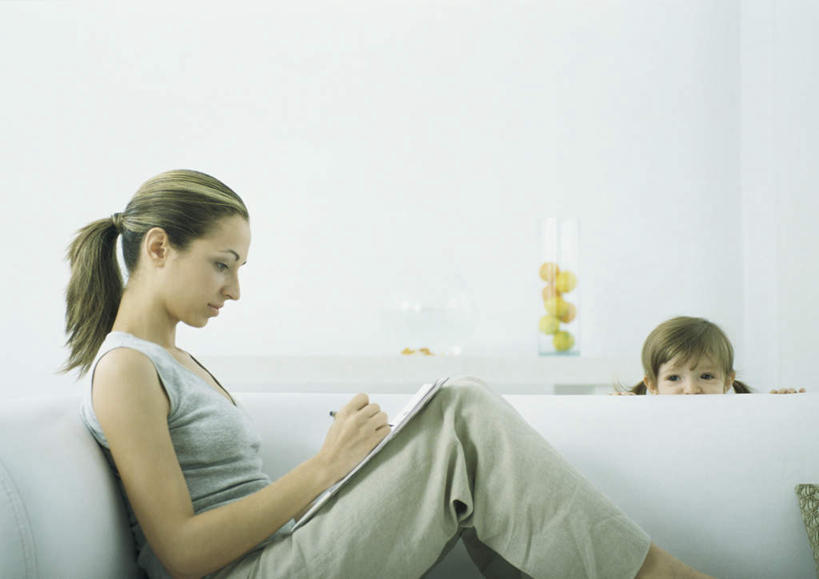 西方人,儿童,头发,两个人,家庭,母亲,女儿,客厅,躺,笑,摸,微笑,露齿笑,横图,室内,白天,侧面,纯洁,沙发,欧洲,欧洲人,抚摸,握,写,服装,笔,材料,档案,文件,墙,办公用品,拿,拿着,注视,休闲装,墙壁,墙面,文具,小孩,衣服,黄色,蓝色,学习用品,资料,低头,观察,记录,看,靠,靠着,倚靠,休闲,温暖,温馨,母女,一家人,休闲服,可爱,母爱,童年,童趣,握着,服饰,观看,文具用品,一支,和睦,察看,起居室,倚着,关注,文档,布艺沙发,童真,烂漫,无邪,卧着,天真,年轻女性,女孩,女人,女性,白种人,孩子,触摸,接触,躺着,卧,半身,彩图,融洽,女生