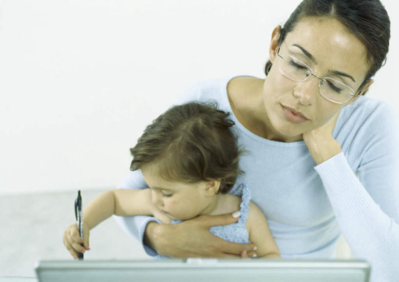 西方人,儿童,头发,两个人,家庭,母亲,女儿,客厅,坐,闭眼,抱,笑,摸,微笑,横图,室内,白天,正面,纯洁,沙发,桌子,欧洲,欧洲人,撑,抚摸,服装,笔,眼镜,办公用品,注视,休闲装,书桌,文具,小孩,衣服,蓝色,黑色,课桌,学习用品,观察,看,休闲,温暖,温馨,母女,一家人,休闲服,可爱,母爱,童年,童趣,服饰,抱着,观看,文具用品,一支,和睦,察看,起居室,撑着,搂着,关注,近视眼镜,布艺沙发,童真,烂漫,无邪,天真,年轻女性,女孩,女人,女性,白种人,孩子,闭眼睛,闭着眼,闭着眼睛,触摸,怀抱,接触,搂,搂抱,相抱,拥抱,坐着,半身,彩图,融洽,女生