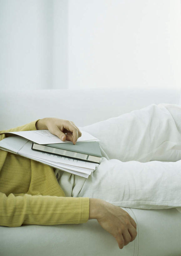 西方人,一个人,客厅,躺,摸,竖图,室内,白天,侧面,沙发,欧洲,欧洲人,仅一个男性,仅一个人,撑,抚摸,阴影,服装,光线,材料,档案,文件,影子,墙,休闲装,墙壁,墙面,仅一个年轻男性,衣服,黄色,阳光,资料,靠,靠着,倚靠,休闲,休闲服,服饰,起居室,撑着,倚着,文档,布艺沙发,卧着,男人,男性,年轻男性,白种人,触摸,接触,躺着,卧,半身,彩图