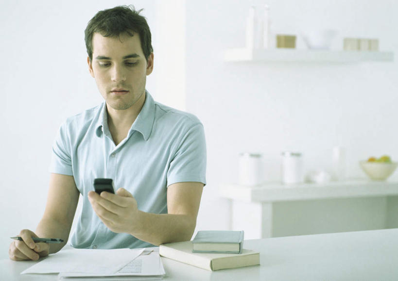 西方人,头发,一个人,客厅,坐,摸,打电话,横图,室内,白天,正面,桌子,电话,手机,欧洲,欧洲人,仅一个男性,仅一个人,一排,抚摸,敲打,握,服装,整齐,笔,材料,档案,罐子,文件,办公桌,墙,办公用品,拿,拿着,注视,休闲装,输入,通讯设备,墙壁,墙面,玻璃制品,文具,排列,仅一个年轻男性,一个,衣服,黄色,蓝色,玻璃瓶,瓶子,学习用品,资料,打字,低头,观察,看,休闲,休闲服,握着,服饰,单个,观看,点击,敲击,文具用品,一支,察看,起居室,队列,关注,文档,交流,按键,男人,男性,年轻男性,白种人,触摸,沟通,接触,通话,坐着,半身,彩图