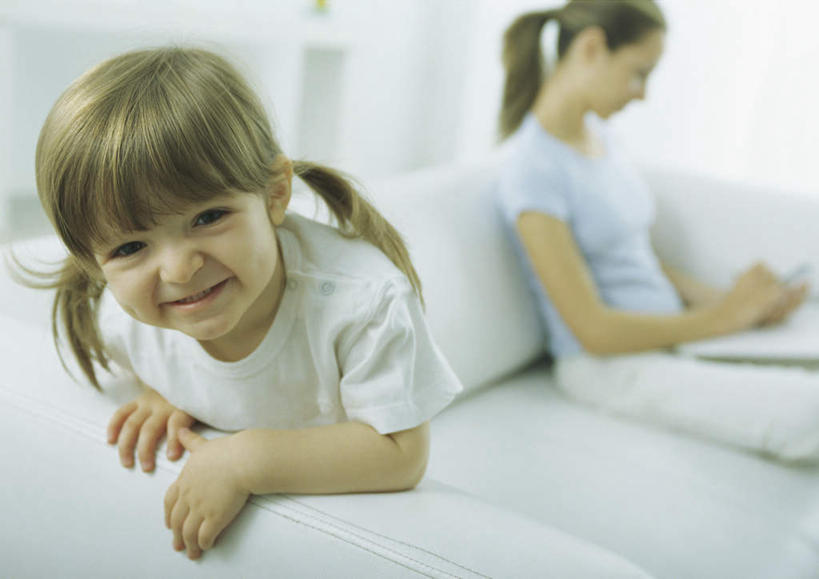 西方人,儿童,两个人,家庭,母亲,女儿,客厅,坐,笑,摸,微笑,露齿笑,横图,室内,白天,正面,纯洁,靠垫,沙发,欧洲,欧洲人,撑,抚摸,握,写,阴影,服装,朦胧,模糊,光线,材料,档案,文件,影子,靠枕,拿,拿着,注视,休闲装,小孩,衣服,蓝色,阳光,资料,垫子,枕头,低头,观察,记录,看,靠,靠着,趴着,倚靠,休闲,温暖,温馨,母女,一家人,休闲服,可爱,母爱,童年,童趣,握着,服饰,观看,和睦,察看,起居室,撑着,倚着,关注,文档,布艺沙发,童真,烂漫,无邪,天真,年轻女性,女孩,女人,女性,白种人,孩子,触摸,接触,趴,坐着,半身,彩图,融洽,女生