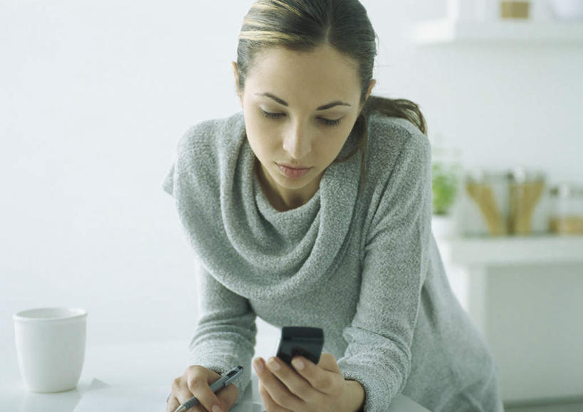 西方人,头发,一个人,客厅,站,笑,摸,打电话,微笑,露齿笑,横图,室内,白天,正面,毛衣,餐桌,桌子,杯子,电话,手机,欧洲,欧洲人,仅一个年轻女性,仅一个女性,仅一个人,一排,许多,抚摸,敲打,握,整齐,罐子,墙,拿,拿着,注视,输入,通讯设备,墙壁,墙面,玻璃制品,排列,一个,黄色,蓝色,白色,玻璃瓶,瓶子,水杯,打字,低头,观察,看,站着,握着,单个,餐台,观看,点击,敲击,察看,起居室,队列,关注,交流,按键,年轻女性,女人,女性,白种人,茶杯,触摸,沟通,接触,通话,站立,半身,彩图,绒衣,套衫,套头毛衣,线衣