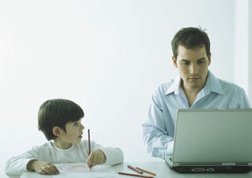 西方人,儿童,头发,两个人,家庭,父亲,儿子,客厅,坐,摸,横图,室内,白天,正面,衬衫,纯洁,电脑,笔记本电脑,桌子,欧洲,欧洲人,一张,许多,抚摸,敲打,服装,网络,笔,办公桌,办公用品,注视,休闲装,输入,通讯设备,文具,一个,小孩,衣服,黄色,蓝色,白色,白纸,学习用品,打字,观察,看,转头,休闲,温暖,温馨,父子,一家人,休闲服,父爱,可爱,童年,童趣,服饰,单个,观看,点击,敲击,文具用品,和睦,察看,无线,起居室,关注,通信设备,无线网络,无线上网,便携式电脑,童真,烂漫,无邪,天真,按键,手提电脑,男孩,男人,男性,年轻男性,白种人,孩子,触摸,接触,坐着,半身,彩图,衬衣,融洽,男生