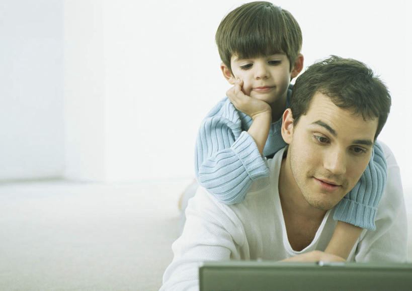 西方人,儿童,头发,两个人,家庭,父亲,儿子,客厅,坐,笑,摸,微笑,露齿笑,横图,室内,白天,正面,毛衣,纯洁,电脑,笔记本电脑,沙发,欧洲,欧洲人,撑,抚摸,敲打,阴影,服装,光线,网络,影子,托腮,注视,休闲装,输入,通讯设备,小孩,衣服,黄色,蓝色,白色,阳光,打字,观察,看,趴着,托,休闲,温暖,温馨,父子,一家人,休闲服,父爱,可爱,童年,童趣,服饰,观看,点击,敲击,和睦,察看,无线,起居室,撑着,关注,托下巴,通信设备,无线网络,布艺沙发,无线上网,便携式电脑,童真,烂漫,无邪,天真,按键,手提电脑,男孩,男人,男性,年轻男性,白种人,孩子,触摸,接触,趴,半身,彩图,绒衣,套衫,套头毛衣,线衣,融洽,男生