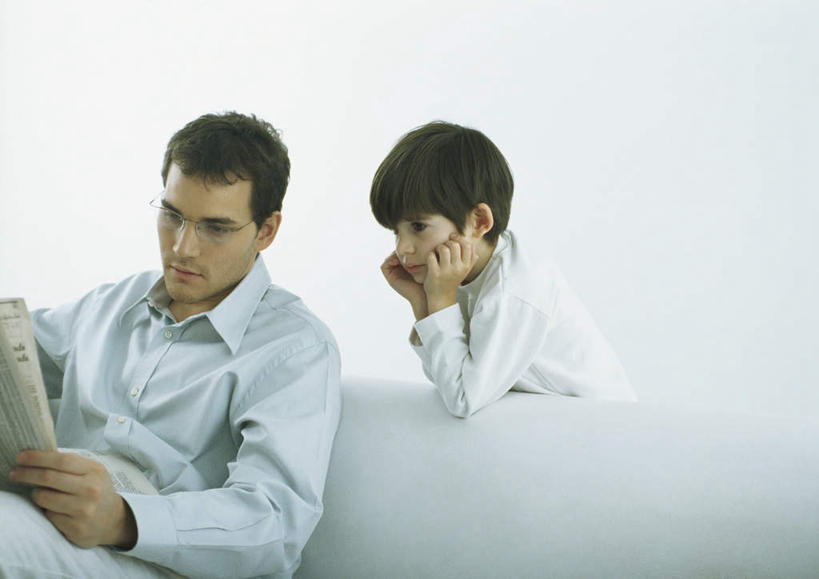 西方人,儿童,头发,两个人,家庭,父亲,儿子,客厅,坐,笑,摸,微笑,露齿笑,横图,室内,白天,正面,衬衫,纯洁,沙发,报纸,欧洲,欧洲人,一副,一张,撑,抚摸,阴影,服装,光线,信息,眼镜,影子,托腮,注视,休闲装,小孩,衣服,蓝色,白色,黑色,阳光,观察,看,靠,靠着,托,倚靠,休闲,温暖,温馨,父子,一家人,休闲服,父爱,可爱,童年,童趣,服饰,观看,新闻,和睦,察看,起居室,撑着,倚着,关注,托下巴,近视眼镜,布艺沙发,童真,烂漫,无邪,天真,男孩,男人,男性,年轻男性,白种人,孩子,触摸,接触,坐着,半身,彩图,衬衣,融洽,报刊,男生