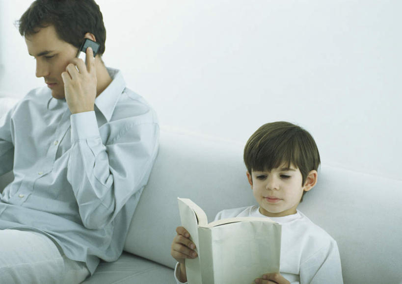 西方人,儿童,头发,两个人,家庭,父亲,儿子,客厅,坐,举,笑,打电话,微笑,露齿笑,横图,室内,白天,正面,衬衫,阅读,纯洁,沙发,报纸,电话,手机,书籍,欧洲,欧洲人,一本,握,学习,服装,墙,拿,听,拿着,注视,休闲装,通讯设备,墙壁,墙面,一个,小孩,衣服,蓝色,白色,黑色,观察,看,靠,靠着,托,倚靠,休闲,温暖,温馨,父子,一家人,休闲服,父爱,可爱,童年,童趣,浏览,握着,服饰,单个,观看,和睦,察看,起居室,倚着,关注,布艺沙发,童真,烂漫,无邪,交流,天真,男孩,男人,男性,年轻男性,白种人,孩子,书,图书,沟通,举起,举手,举着,通话,向上举,向上伸,向上托,坐着,半身,彩图,衬衣,融洽,男生