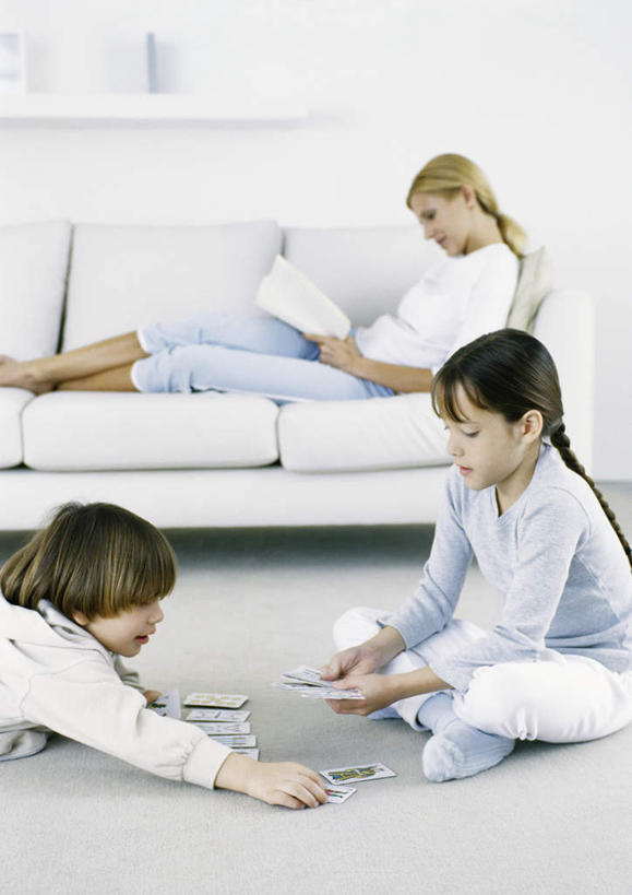 西方人,儿童,头发,三个人,家庭,母亲,女儿,儿子,客厅,坐,摸,盘腿,竖图,室内,白天,正面,游戏,阅读,赌博,纯洁,靠垫,沙发,报纸,纸牌,玩具,扑克,欧洲,欧洲人,一排,许多,抚摸,握,学习,服装,整齐,墙,靠枕,拿,玩,拿着,休闲装,娱乐,墙壁,墙面,排列,小孩,衣服,黄色,蓝色,白色,黑色,垫子,枕头,低头,看,靠,靠着,趴着,倚靠,休闲,温暖,温馨,母女,母子,一家人,休闲服,可爱,母爱,童年,童趣,浏览,握着,服饰,和睦,起居室,倚着,队列,赌具,布艺沙发,童真,烂漫,无邪,天真,男孩,男人,男性,年轻女性,女孩,女人,女性,白种人,孩子,触摸,接触,趴,盘腿而坐,盘膝,盘着腿的,盘着腿坐,双腿交叉,玩耍,坐着,半身,彩图,融洽,男生,女生