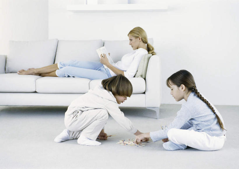 西方人,儿童,头发,家庭,母亲,女儿,儿子,坐,盘腿,横图,室内,白天,侧面,游戏,阅读,赌博,纯洁,靠垫,沙发,报纸,纸牌,书籍,玩具,扑克,欧洲,欧洲人,一本,一排,握,学习,服装,整齐,墙,靠枕,拿,玩,拿着,注视,休闲装,娱乐,相视,墙壁,墙面,排列,小孩,衣服,黄色,蓝色,白色,垫子,枕头,低头,观察,看,靠,靠着,倚靠,休闲,温暖,温馨,母女,母子,一家人,面对面,休闲服,可爱,母爱,童年,童趣,浏览,握着,服饰,观看,活动,对视,和睦,察看,倚着,队列,发泄,关注,消遣,智力,赌具,相对,布艺沙发,童真,烂漫,无邪,相看,宣泄,天真,男孩,男人,男性,年轻女性,女孩,女人,女性,白种人,孩子,年轻人,书,图书,盘腿而坐,盘膝,盘着腿的,盘着腿坐,双腿交叉,玩耍,嬉戏,坐着,彩图,全身,融洽,男生,女生