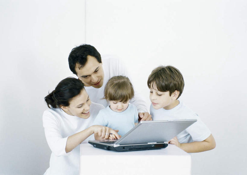 西方人,儿童,头发,四个人,家庭,夫妻,母亲,父亲,女儿,儿子,客厅,站,摸,横图,俯视,室内,白天,爱情,纯洁,电脑,笔记本电脑,桌子,欧洲,欧洲人,抚摸,敲打,指,服装,网络,办公桌,墙,浪漫,注视,休闲装,方向,输入,通讯设备,墙壁,墙面,小孩,衣服,黄色,蓝色,黑色,打字,低头,观察,看,手势,站着,休闲,温暖,温馨,父子,母女,一家人,休闲服,恩爱,父爱,可爱,母爱,童年,童趣,恋人,服饰,观看,点击,敲击,和睦,察看,无线,起居室,指向,关注,通信设备,无线网络,无线上网,便携式电脑,童真,烂漫,无邪,天真,按键,手提电脑,男孩,男人,男性,年轻男性,年轻女性,女孩,女人,女性,白种人,孩子,情侣,触摸,接触,站立,半身,彩图,高角度拍摄,伴侣,融洽,男生,女生