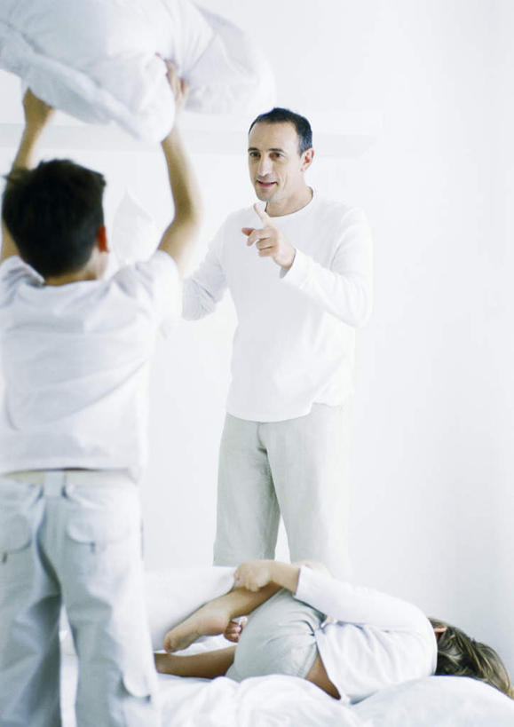 西方人,儿童,背部,头发,两个人,家庭,父亲,女儿,儿子,站,举,笑,微笑,露齿笑,竖图,室内,白天,正面,纯洁,床,靠垫,卧室,欧洲,欧洲人,握,阴影,服装,光线,影子,墙,床单,靠枕,拿,拿着,注视,休闲装,被子,墙壁,墙面,小孩,衣服,白色,黑色,阳光,垫子,枕头,观察,看,托,站着,休闲,温暖,温馨,父女,父子,一家人,休闲服,父爱,可爱,童年,童趣,握着,服饰,单人床,观看,和睦,察看,被单,关注,童真,烂漫,无邪,天真,男孩,男人,男性,年轻男性,女孩,女人,女性,白种人,孩子,年轻人,举起,举手,举着,向上举,向上伸,向上托,站立,半身,彩图,睡房,卧房,融洽,男生,女生