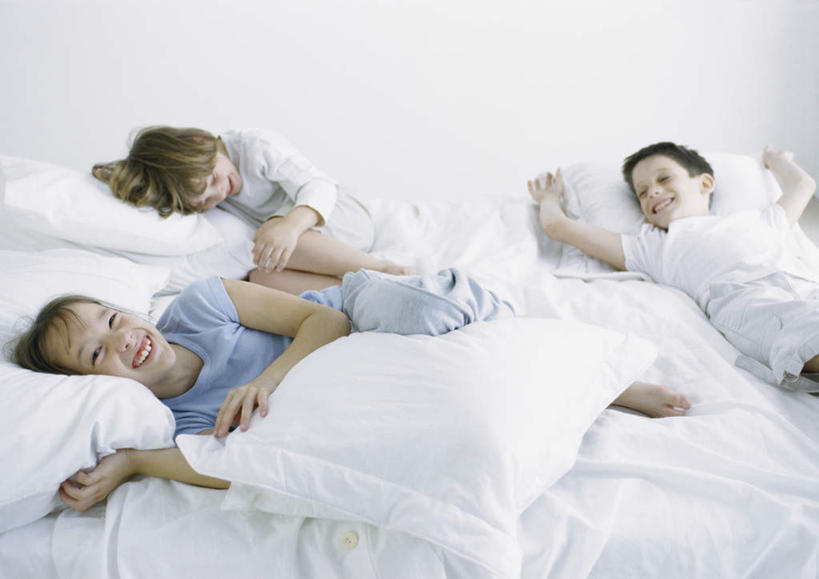 西方人,儿童,头发,三个人,家庭,伙伴,朋友,躺,举,笑,摸,微笑,露齿笑,横图,俯视,室内,白天,友谊,纯洁,床,靠垫,卧室,欧洲,欧洲人,抚摸,阴影,服装,光线,影子,墙,床单,靠枕,注视,休闲装,被子,墙壁,墙面,小孩,衣服,黄色,蓝色,阳光,垫子,枕头,观察,看,托,转头,休闲,温暖,温馨,一家人,休闲服,可爱,童年,童趣,服饰,单人床,观看,和睦,察看,被单,关注,童真,烂漫,无邪,卧着,天真,友情,男孩,男人,男性,女孩,女人,女性,白种人,触摸,接触,举起,举手,举着,躺着,卧,向上举,向上伸,向上托,半身,彩图,高角度拍摄,睡房,卧房,融洽,男生,女生