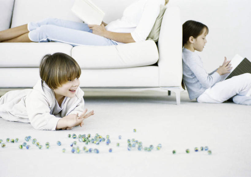 西方人,儿童,头发,三个人,家庭,母亲,女儿,儿子,客厅,笑,微笑,露齿笑,横图,室内,白天,正面,阅读,纯洁,沙发,报纸,书籍,欧洲,欧洲人,许多,学习,阴影,光线,影子,墙,注视,墙壁,墙面,小孩,黄色,黑色,阳光,玻璃球,低头,观察,看,靠,靠着,趴着,倚靠,张嘴,温暖,温馨,母女,母子,一家人,可爱,母爱,童年,童趣,浏览,观看,两本,和睦,察看,起居室,倚着,关注,张大嘴巴,布艺沙发,童真,烂漫,无邪,天真,男孩,男人,男性,年轻女性,女孩,女人,女性,白种人,孩子,书,图书,张开嘴,趴,半身,彩图,融洽,男生,女生