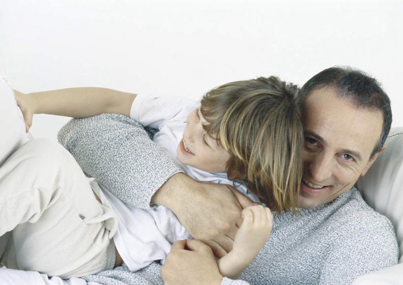 西方人,儿童,头发,家庭,父亲,儿子,客厅,坐,抱,笑,微笑,露齿笑,横图,俯视,室内,白天,游戏,纯洁,沙发,欧洲,欧洲人,阴影,服装,反射,影子,墙,玩,依偎,注视,休闲装,娱乐,墙壁,墙面,小孩,衣服,黄色,蓝色,黑色,观察,看,靠,靠着,倚靠,休闲,温暖,温馨,父子,一家人,休闲服,父爱,可爱,童年,童趣,服饰,抱着,观看,活动,和睦,察看,起居室,喊叫,呼喊,搂着,倚着,发泄,关注,消遣,智力,布艺沙发,童真,烂漫,无邪,宣泄,依附,依赖,投靠,天真,男孩,男人,男性,年轻男性,白种人,孩子,年轻人,搂,搂抱,玩耍,嬉戏,相抱,坐着,半身,彩图,高角度拍摄,融洽,男生