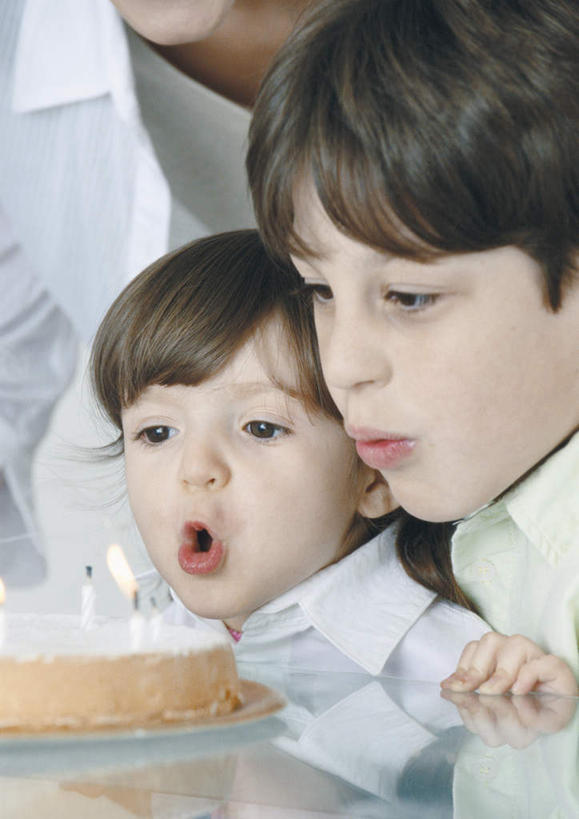 点心,西方人,儿童,头发,三个人,家庭,母亲,女儿,儿子,坐,抱,笑,摸,微笑,露齿笑,竖图,室内,白天,正面,生日,下午茶,纯洁,桌子,欧洲,欧洲人,撑,抚摸,服装,办公桌,食品,注视,休闲装,食物,糕点,小孩,衣服,黄色,蓝色,白色,黑色,吹,观察,看,休闲,温暖,温馨,母女,母子,一家人,休闲服,可爱,母爱,童年,童趣,服饰,抱着,观看,和睦,察看,撑着,搂着,关注,童真,烂漫,无邪,天真,男孩,男人,男性,年轻女性,女孩,女人,女性,白种人,孩子,触摸,怀抱,接触,搂,搂抱,相抱,拥抱,坐着,半身,彩图,融洽,蛋糕,男生,女生