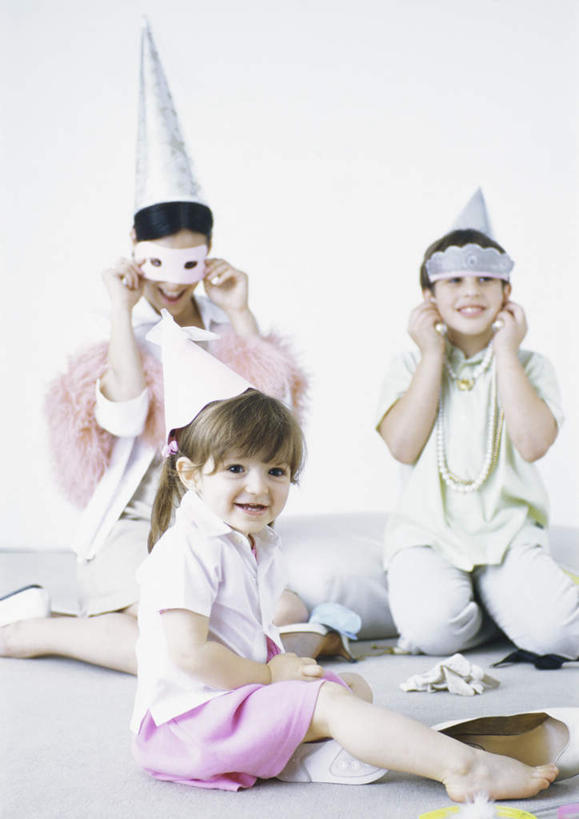 西方人,儿童,三个人,家庭,母亲,女儿,儿子,客厅,坐,举,笑,摸,盘腿,微笑,露齿笑,竖图,室内,白天,正面,生日,纯洁,帽子,欧洲,欧洲人,抚摸,握,服装,节日,庆祝,装饰,眼镜,墙,拿,拿着,注视,休闲装,文化,墙壁,墙面,两个,小孩,衣服,粉色,白色,观察,看,托,庆典,休闲,温暖,温馨,母女,母子,一家人,休闲服,可爱,母爱,童年,童趣,握着,服饰,观看,纪念,华丽,修饰,点缀,和睦,察看,起居室,关注,童真,烂漫,无邪,衬托,美观,雅致,雅观,天真,男孩,男人,男性,年轻女性,女孩,女人,女性,白种人,孩子,触摸,接触,举起,举手,举着,盘腿而坐,盘膝,盘着腿的,盘着腿坐,双腿交叉,向上举,向上伸,向上托,坐着,彩图,全身,融洽,男生,女生