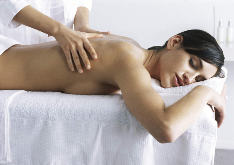 西方人,头发,两个人,按摩师,站,闭眼,笑,摸,微笑,横图,室内,白天,正面,工作服,制服,按摩,床,靠垫,欧洲,欧洲人,撑,抚摸,阴影,光线,影子,墙,床单,靠枕,被子,裸露,墙壁,墙面,黑色,阳光,垫子,枕头,趴着,站着,单人床,赤裸,撑着,被单,裸,指压,工作制服,年轻女性,女人,女性,白种人,技师,闭眼睛,闭着眼,闭着眼睛,触摸,接触,趴,站立,半身,彩图,工作套服,推拿