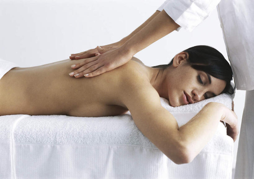 西方人,头发,两个人,按摩师,站,闭眼,笑,摸,微笑,横图,室内,白天,正面,工作服,制服,按摩,床,靠垫,欧洲,欧洲人,抚摸,阴影,光线,影子,墙,床单,靠枕,被子,裸露,墙壁,墙面,黑色,阳光,垫子,枕头,趴着,站着,单人床,赤裸,被单,裸,指压,工作制服,年轻女性,女人,女性,白种人,技师,闭眼睛,闭着眼,闭着眼睛,触摸,接触,趴,站立,半身,彩图,工作套服,推拿