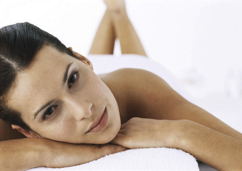 西方人,脸,头,脸颊,头发,两个人,笑,摸,微笑,横图,室内,特写,白天,正面,床,靠垫,欧洲,欧洲人,撑,抚摸,墙,床单,靠枕,抬腿,托腮,注视,被子,裸露,墙壁,墙面,黑色,垫子,枕头,观察,看,趴着,托,单人床,赤裸,观看,察看,撑着,被单,关注,托下巴,裸,年轻女性,女人,女性,白种人,头部,脸部,脸蛋,面部,触摸,接触,趴,半身,彩图