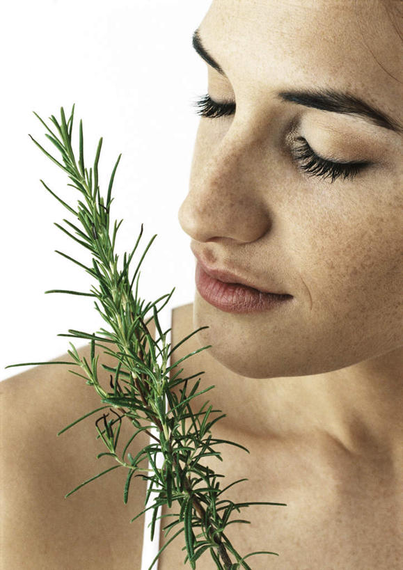 西方人,脸,头,脸颊,一个人,举,闭眼,笑,微笑,竖图,俯视,室内,特写,白天,白色背景,裙子,叶子,欧洲,欧洲人,仅一个年轻女性,仅一个女性,仅一个人,握,连衣裙,调味,香料,佐料,拿,拿着,闻,托,握着,摄影,影棚,吊带裙,迷迭香,配料,海洋之露,作料,年轻女性,女人,女性,白种人,头部,脸部,脸蛋,面部,叶,闭眼睛,闭着眼,闭着眼睛,举起,举手,举着,向上举,向上伸,向上托,半身,彩图,高角度拍摄,影棚拍摄,拍摄