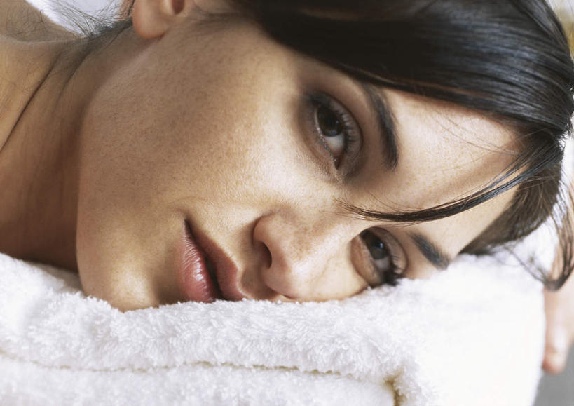 西方人,脸,头,脸颊,头发,一个人,笑,摸,微笑,露齿笑,横图,俯视,室内,特写,白天,床,靠垫,欧洲,欧洲人,仅一个年轻女性,仅一个女性,仅一个人,抚摸,阴影,光线,影子,床单,靠枕,注视,被子,裸露,黑色,阳光,垫子,枕头,观察,看,趴着,转头,单人床,赤裸,观看,察看,被单,关注,裸,年轻女性,女人,女性,白种人,头部,脸部,脸蛋,面部,触摸,接触,趴,半身,彩图,高角度拍摄