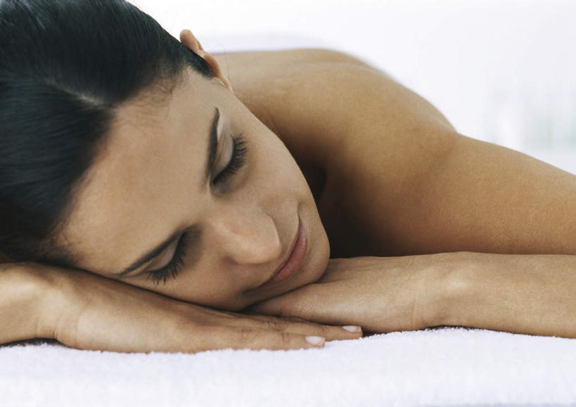 西方人,头发,一个人,闭眼,笑,摸,微笑,露齿笑,横图,室内,特写,白天,正面,床,靠垫,欧洲,欧洲人,仅一个年轻女性,仅一个女性,仅一个人,撑,抚摸,床单,靠枕,托腮,被子,裸露,黑色,垫子,枕头,趴着,托,转头,单人床,赤裸,被单,托下巴,裸,年轻女性,女人,女性,白种人,闭眼睛,闭着眼,闭着眼睛,触摸,接触,趴,半身,彩图