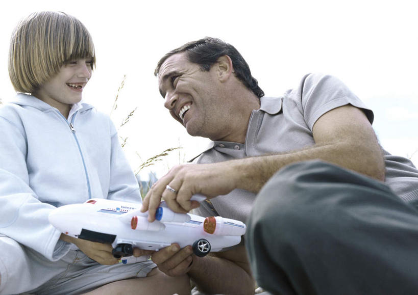 西方人,儿童,头发,两个人,家庭,父亲,儿子,坐,笑,摸,微笑,露齿笑,横图,室外,白天,仰视,旅游,度假,纯洁,草地,草坪,植物,欧洲,欧洲人,一辆,抚摸,握,阴影,服装,光线,影子,云,云朵,拿,云彩,拿着,休闲装,娱乐,相视,草,小孩,衣服,黄色,蓝色,绿色,黑色,白云,蓝天,天空,阳光,天,靠,靠着,倚靠,张嘴,享受,休闲,温暖,温馨,父子,一家人,面对面,休闲服,放松,父爱,可爱,童年,童趣,握着,服饰,对视,和睦,倚着,相对,张大嘴巴,童真,烂漫,无邪,相看,天真,玩具车,男孩,男人,男性,年轻男性,白种人,孩子,年轻人,张开嘴,触摸,接触,坐着,半身,彩图,低角度拍摄,融洽,男生