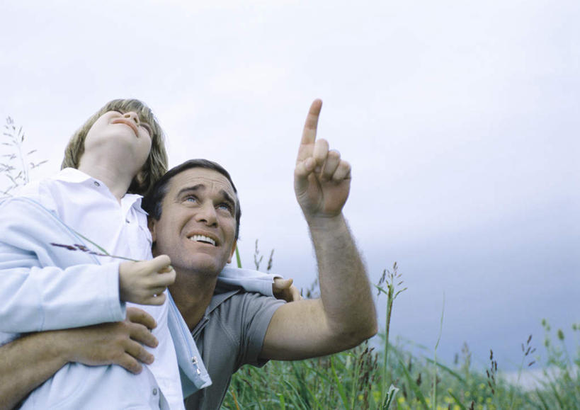 西方人,儿童,头发,两个人,家庭,父亲,儿子,举,抱,笑,微笑,露齿笑,横图,室外,白天,正面,旅游,度假,纯洁,草地,草坪,植物,欧洲,欧洲人,指,阴影,服装,光线,影子,云,云朵,云彩,注视,休闲装,方向,娱乐,草,小孩,衣服,黄色,蓝色,绿色,白色,黑色,灰色,白云,蓝天,天空,阳光,天,观察,看,手势,托,享受,休闲,温暖,温馨,父子,一家人,休闲服,放松,父爱,可爱,童年,童趣,服饰,抱着,观看,和睦,察看,搂着,指向,关注,童真,烂漫,无邪,天真,男孩,男人,男性,年轻男性,白种人,孩子,年轻人,怀抱,举起,举手,举着,搂,搂抱,抬头,相抱,向上举,向上伸,向上托,仰头,拥抱,半身,彩图,融洽,男生