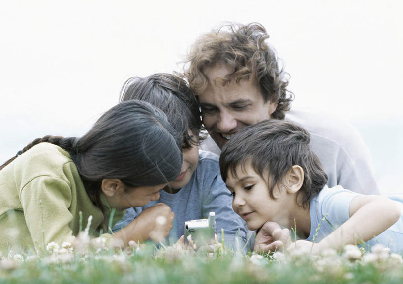 西方人,儿童,头发,四个人,家庭,父亲,女儿,儿子,笑,打电话,微笑,露齿笑,横图,室外,白天,正面,旅游,度假,纯洁,草地,草坪,植物,电话,手机,欧洲,欧洲人,敲打,握,阴影,服装,光线,影子,云,云朵,拿,云彩,拿着,注视,休闲装,娱乐,输入,通讯设备,草,小孩,衣服,蓝色,绿色,黑色,灰色,白云,蓝天,天空,阳光,天,打字,低头,观察,看,趴着,享受,休闲,温暖,温馨,父女,父子,一家人,休闲服,放松,父爱,可爱,童年,童趣,握着,服饰,观看,点击,敲击,和睦,察看,关注,童真,烂漫,无邪,交流,天真,按键,男孩,男人,男性,年轻男性,女孩,女人,女性,白种人,孩子,年轻人,沟通,趴,通话,半身,彩图,融洽,男生,女生