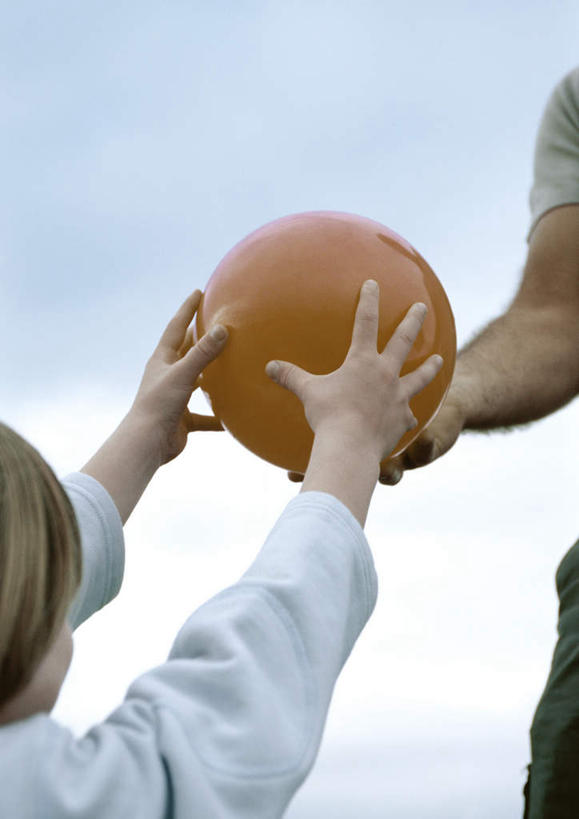 西方人,儿童,背部,头发,两个人,家庭,父亲,儿子,站,举,捧,摸,竖图,室外,白天,正面,纯洁,篮球,欧洲,欧洲人,抚摸,握,阴影,服装,光线,影子,云,云朵,篮球装备,拿,云彩,拿着,休闲装,运动器械,一个,小孩,衣服,黄色,蓝色,白云,蓝天,天空,阳光,天,托,站着,休闲,温暖,温馨,父子,一家人,休闲服,健身器械,父爱,可爱,童年,童趣,握着,服饰,单个,和睦,健身器材,篮球运动,童真,烂漫,无邪,天真,男孩,男人,男性,年轻男性,白种人,孩子,年轻人,触摸,端,端着,接触,举起,举手,举着,捧着,手捧,向上举,向上伸,向上托,站立,半身,彩图,融洽,运动器材,男生