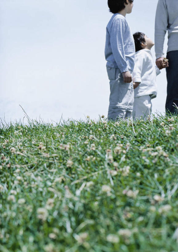 西方人,儿童,三个人,家庭,父亲,儿子,站,握手,摸,竖图,室外,白天,侧面,衬衫,西装,旅游,度假,纯洁,草地,草坪,植物,欧洲,欧洲人,抚摸,阴影,套装,正装,光线,影子,云,云朵,领带,云彩,职业装,娱乐,草,小孩,蓝色,绿色,白云,蓝天,天空,阳光,天,站着,享受,休闲,温暖,温馨,父子,一家人,放松,父爱,可爱,童年,童趣,和睦,童真,烂漫,无邪,天真,男孩,男人,男性,年轻男性,白种人,孩子,年轻人,触摸,接触,拉手,手拉手,手握手,抬头,仰头,站立,半身,彩图,衬衣,融洽,男生