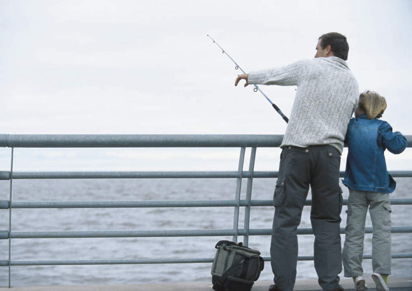 西方人,儿童,两个人,家庭,父亲,儿子,栏杆,站,摸,横图,室外,白天,旅游,度假,纯洁,海浪,海洋,钓鱼竿,欧洲,欧洲人,抚摸,握,阴影,服装,光线,影子,浪花,云,云朵,围栏,拿,云彩,拿着,注视,休闲装,娱乐,护栏,两个,小孩,背面,衣服,蓝色,白云,蓝天,天空,阳光,海水,天,观察,看,站着,转头,享受,休闲,温暖,温馨,父子,一家人,休闲服,放松,父爱,可爱,童年,童趣,握着,服饰,观看,渔具,和睦,察看,关注,海景,童真,烂漫,无邪,天真,男孩,男人,男性,年轻男性,白种人,孩子,年轻人,钓竿,鱼竿,大海,风浪,海,海水的波动,近岸浪,涌浪,触摸,接触,站立,彩图,全身,钓鱼,融洽,男生