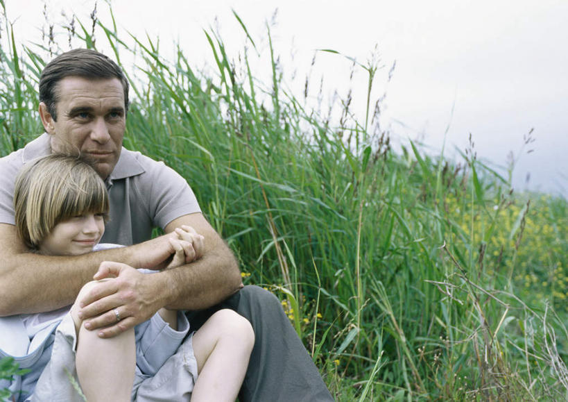 西方人,儿童,头发,两个人,家庭,父亲,儿子,躺,抱,笑,摸,微笑,露齿笑,横图,室外,白天,正面,旅游,度假,纯洁,草地,草坪,植物,欧洲,欧洲人,抚摸,阴影,服装,光线,影子,云,云朵,云彩,依偎,注视,休闲装,娱乐,草,小孩,衣服,黄色,蓝色,绿色,白云,蓝天,天空,阳光,天,观察,看,靠,靠着,倚靠,享受,休闲,温暖,温馨,父子,一家人,休闲服,放松,父爱,可爱,童年,童趣,服饰,抱着,观看,和睦,察看,搂着,倚着,关注,童真,烂漫,无邪,依附,依赖,投靠,卧着,天真,男孩,男人,男性,年轻男性,白种人,孩子,年轻人,触摸,接触,搂,搂抱,躺着,卧,半身,彩图,融洽,男生