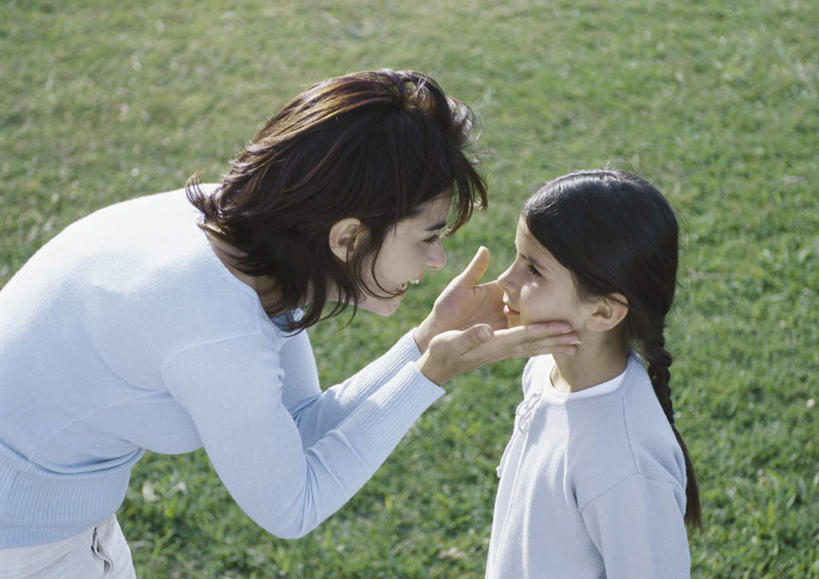 西方人,儿童,头发,两个人,家庭,母亲,女儿,站,笑,摸,微笑,露齿笑,横图,俯视,室外,白天,旅游,度假,纯洁,草地,草坪,植物,欧洲,欧洲人,抚摸,阴影,服装,光线,影子,注视,休闲装,娱乐,相视,草,小孩,衣服,黄色,绿色,白色,黑色,阳光,观察,看,站着,享受,休闲,温暖,温馨,母女,一家人,面对面,休闲服,放松,可爱,母爱,童年,童趣,服饰,观看,对视,和睦,察看,关注,相对,童真,烂漫,无邪,相看,天真,年轻女性,女孩,女人,女性,白种人,孩子,年轻人,触摸,接触,站立,半身,彩图,高角度拍摄,融洽,女生