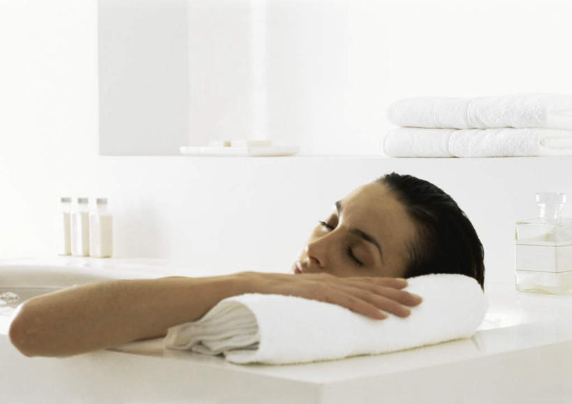 西方人,头发,一个人,躺,举,闭眼,摸,横图,室内,白天,洗澡,水,卫生间,浴室,欧洲,欧洲人,仅一个年轻女性,仅一个女性,仅一个人,一排,抚摸,阴影,整齐,光线,液体,影子,墙,水滴,裸露,墙壁,墙面,排列,背面,白色,黑色,阳光,毛巾,浴缸,靠,靠着,托,倚靠,赤裸,沐浴露,倚着,队列,三瓶,裸,卧着,年轻女性,女人,女性,白种人,淋浴房,闭眼睛,闭着眼,闭着眼睛,触摸,接触,举起,举手,举着,躺着,卧,向上举,向上伸,向上托,半身,彩图,冲凉房,沐浴间,沐浴室