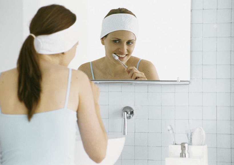 西方人,头发,一个人,站,举,摸,横图,室内,白天,卫生间,浴室,欧洲,欧洲人,仅一个年轻女性,仅一个女性,仅一个人,一根,一排,一条,许多,抚摸,握,内衣,整齐,方格,束发带,水龙头,头巾,牙刷,墙,水池,拿,拿着,注视,刷牙,墙壁,墙面,排列,背面,蓝色,白色,黑色,观察,看,托,站着,握着,观看,察看,队列,关注,年轻女性,女人,女性,白种人,淋浴房,触摸,接触,举起,举手,举着,向上举,向上伸,向上托,站立,半身,彩图,冲凉房,沐浴间,沐浴室