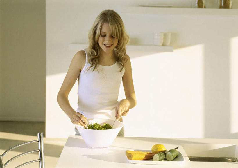 西方人,头发,一个人,客厅,站,笑,摸,微笑,露齿笑,横图,室内,白天,正面,餐桌,地板,桌子,蔬菜,餐具,椅子,吊带,欧洲,欧洲人,仅一个年轻女性,仅一个女性,仅一个人,一堆,抚摸,握,阴影,堆叠,堆积,服装,新鲜,光线,碟子,盘,影子,墙,食品,地面,拿,拿着,注视,吊带衫,木地板,墙壁,墙面,食物,一个,衣服,黄色,绿色,白色,阳光,盘子,碟,低头,观察,搅拌,看,站着,握着,服饰,有机食品,绿色食品,单个,餐台,观看,堆,察看,衣着,穿着,关注,衣饰,年轻女性,女人,女性,白种人,长发,触摸,接触,站立,半身,彩图