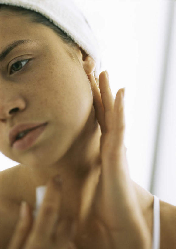 西方人,脸,头,脸颊,头发,一个人,站,笑,摸,微笑,露齿笑,竖图,室内,特写,白天,正面,吊带,欧洲,欧洲人,仅一个年轻女性,仅一个女性,仅一个人,抚摸,握,阴影,服装,光线,润肤露,束发带,头巾,影子,墙,拿,拿着,涂抹,注视,吊带衫,墙壁,墙面,衣服,白色,黑色,阳光,观察,看,站着,转头,握着,服饰,观看,察看,一瓶,衣着,化妆间,穿着,关注,衣饰,年轻女性,女人,女性,白种人,头部,脸部,脸蛋,面部,触摸,接触,站立,半身,彩图