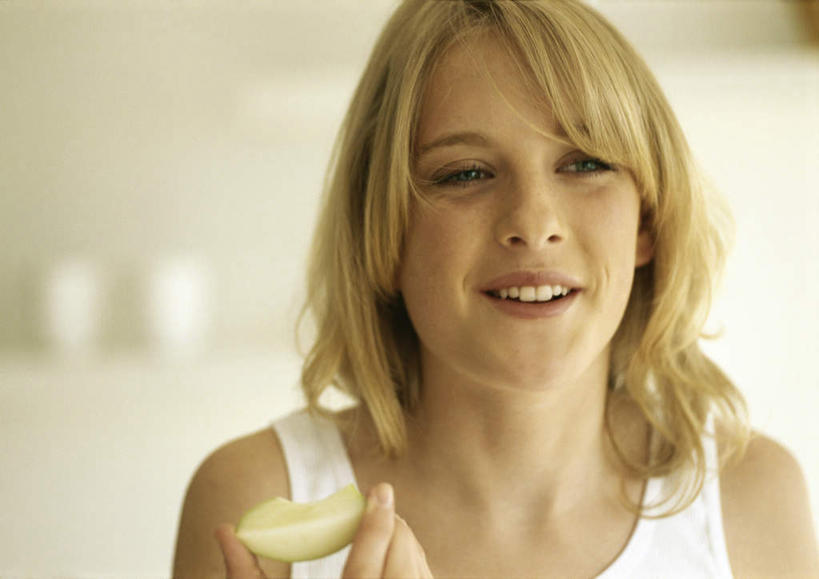 西方人,脸,头,脸颊,头发,一个人,站,举,笑,微笑,露齿笑,横图,室内,特写,白天,正面,苹果,水果,吊带,欧洲,欧洲人,仅一个年轻女性,仅一个女性,仅一个人,握,阴影,服装,朦胧,模糊,新鲜,光线,影子,墙,生食,食品,果实,拿,拿着,注视,吊带衫,墙壁,墙面,食物,一个,衣服,黄色,绿色,白色,阳光,观察,看,托,站着,握着,服饰,有机食品,绿色食品,单个,观看,察看,衣着,穿着,关注,衣饰,年轻女性,女人,女性,白种人,头部,长发,脸部,脸蛋,面部,举起,举手,举着,向上举,向上伸,向上托,站立,半身,彩图