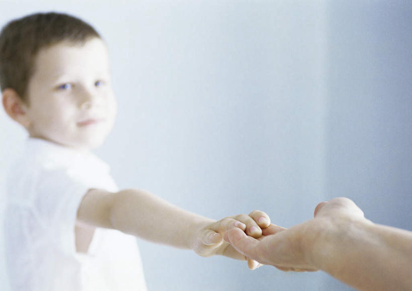 西方人,儿童,老年人,手,头发,两个人,家庭,祖父,握手,笑,摸,微笑,露齿笑,横图,室内,白天,侧面,纯洁,欧洲,欧洲人,抚摸,服装,朦胧,模糊,墙,注视,休闲装,墙壁,墙面,小孩,衣服,黄色,白色,观察,看,休闲,温暖,温馨,一家人,手部,休闲服,可爱,童年,童趣,服饰,爷爷,观看,祖孙,和睦,察看,关注,童真,烂漫,无邪,外公,外祖父,外孙,外孙子,天真,老年男性,男孩,男人,男性,白种人,孩子,孙子,触摸,接触,拉手,手拉手,手握手,半身,彩图,融洽,男生