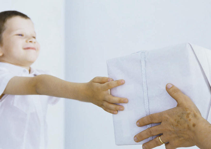 西方人,儿童,老年人,头发,两个人,家庭,祖父,站,捧,笑,摸,微笑,横图,室内,白天,侧面,纯洁,礼盒,礼物,欧洲,欧洲人,抚摸,握,阴影,服装,光线,影子,纸盒,墙,拿,拿着,注视,休闲装,墙壁,墙面,盒子,一个,小孩,衣服,黄色,白色,阳光,包装盒,礼品盒,观察,看,站着,休闲,温暖,温馨,一家人,休闲服,可爱,童年,童趣,握着,服饰,礼品,爷爷,单个,观看,祖孙,和睦,察看,关注,童真,烂漫,无邪,外公,外祖父,外孙,外孙子,天真,老年男性,男孩,男人,男性,白种人,孩子,孙子,触摸,端,端着,接触,捧着,手捧,站立,半身,彩图,融洽,男生