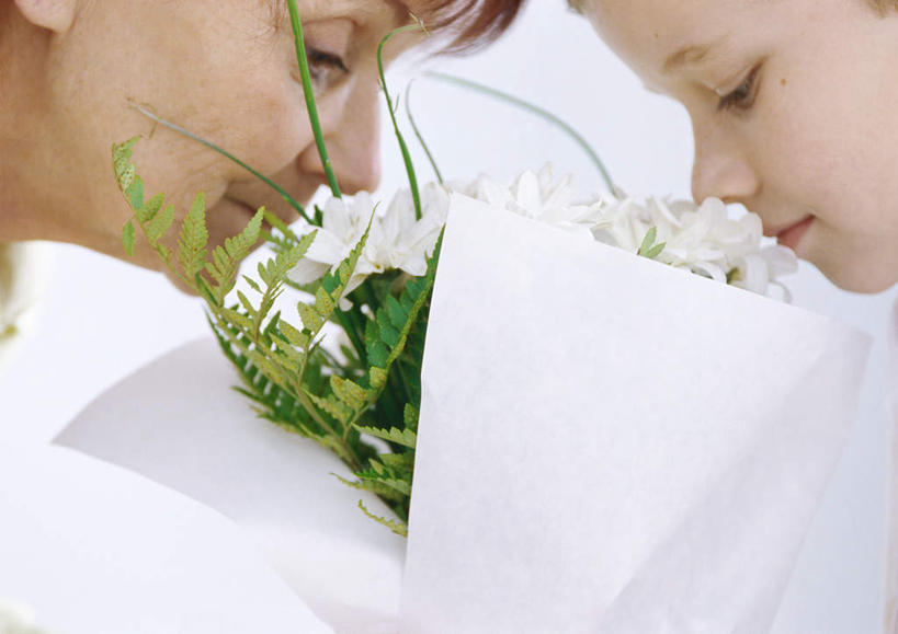 西方人,儿童,老年人,脸,头,脸颊,头发,两个人,家庭,祖母,站,捧,笑,微笑,露齿笑,横图,室内,白天,侧面,纯洁,欧洲,欧洲人,阴影,盛开,光线,影子,墙,花蕾,注视,闻,墙壁,墙面,花,花瓣,花朵,鲜花,小孩,黄色,绿色,白色,阳光,花苞,花蕊,低头,观察,看,站着,一束,温暖,温馨,一家人,可爱,童年,童趣,奶奶,观看,祖孙,和睦,察看,关注,童真,烂漫,无邪,外婆,外祖母,外孙,外孙子,天真,老年女性,男孩,女人,女性,白种人,孩子,头部,脸部,脸蛋,面部,孙子,端,端着,捧着,手捧,站立,半身,彩图,融洽,男生