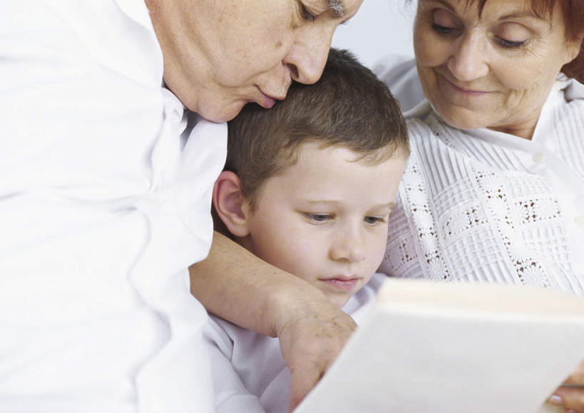 西方人,儿童,老年人,头发,两个人,家庭,祖母,祖父,坐,抱,横图,室内,白天,正面,纯洁,书籍,欧洲,欧洲人,一本,一排,握,阴影,服装,整齐,光线,影子,墙,拿,拿着,注视,休闲装,墙壁,墙面,排列,小孩,衣服,黄色,黑色,阳光,低头,观察,看,休闲,温暖,温馨,一家人,休闲服,可爱,童年,童趣,握着,服饰,奶奶,爷爷,抱着,观看,祖孙,和睦,察看,搂着,队列,关注,童真,烂漫,无邪,外婆,外祖母,外公,外祖父,外孙,外孙子,天真,老年男性,老年女性,男孩,男人,男性,女人,女性,白种人,孩子,孙子,书,图书,搂,搂抱,坐着,半身,彩图,融洽,男生