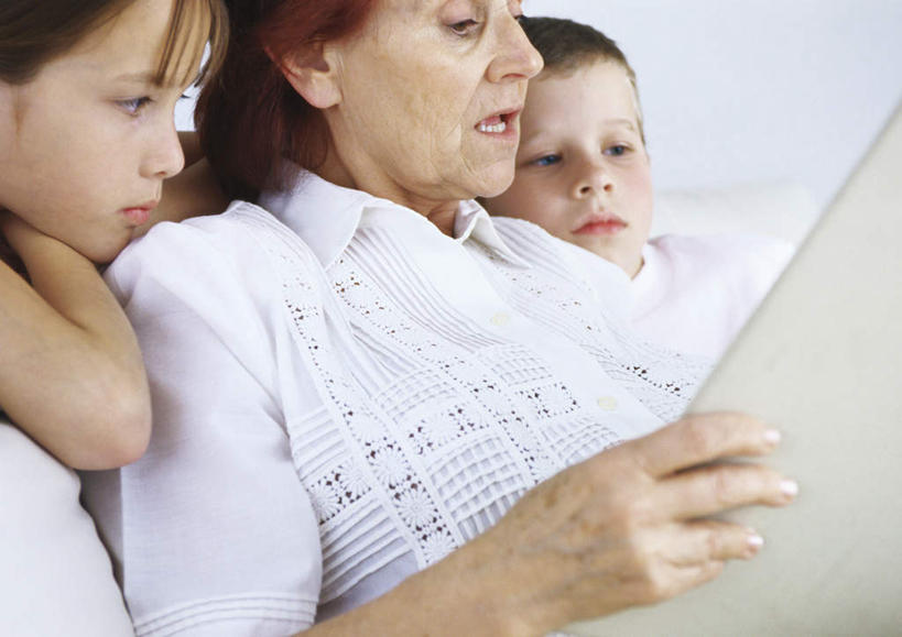 西方人,儿童,老年人,头发,三个人,家庭,祖母,客厅,坐,捧,横图,室内,白天,正面,阅读,纯洁,沙发,报纸,书籍,欧洲,欧洲人,一本,一排,撑,学习,服装,整齐,注视,休闲装,排列,小孩,衣服,黄色,白色,观察,看,靠,靠着,倚靠,张嘴,休闲,温暖,温馨,一家人,休闲服,可爱,童年,童趣,浏览,服饰,奶奶,观看,祖孙,和睦,察看,起居室,撑着,倚着,队列,关注,张大嘴巴,布艺沙发,童真,烂漫,无邪,外婆,外孙女,外祖母,外孙,外孙子,天真,老年女性,男孩,男人,男性,女孩,女人,女性,白种人,孩子,孙女,孙子,书,图书,张开嘴,端,端着,捧着,手捧,坐着,半身,彩图,融洽,男生,女生