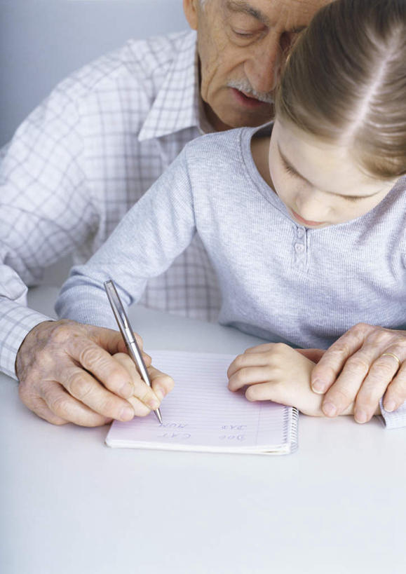 西方人,儿童,老年人,头发,两个人,家庭,祖父,坐,摸,竖图,俯视,室内,白天,纯洁,桌子,欧洲,欧洲人,一本,抚摸,写,服装,笔,办公桌,墙,办公用品,记事本,注视,休闲装,墙壁,墙面,文具,小孩,衣服,黄色,蓝色,本子,笔记本,学习用品,低头,观察,记录,看,靠,靠着,倚靠,休闲,温暖,温馨,一家人,休闲服,可爱,童年,童趣,服饰,爷爷,观看,祖孙,文具用品,一支,和睦,察看,倚着,关注,童真,烂漫,无邪,外孙女,外公,外祖父,外孙,外孙子,天真,老年男性,男孩,男人,男性,女孩,女人,女性,白种人,孩子,孙女,孙子,触摸,接触,坐着,半身,彩图,高角度拍摄,融洽,男生,女生