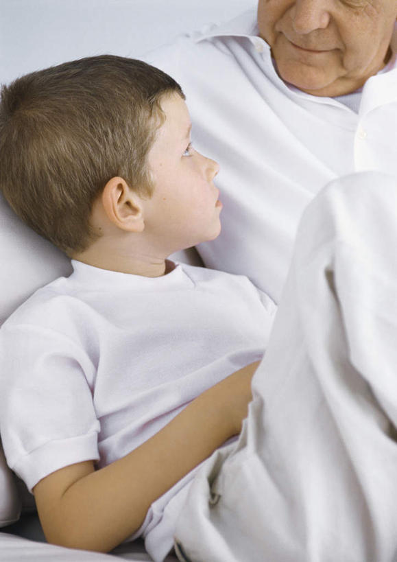 西方人,儿童,老年人,头发,两个人,家庭,祖母,坐,抱,笑,摸,微笑,露齿笑,竖图,俯视,室内,白天,纯洁,沙发,欧洲,欧洲人,抚摸,阴影,服装,光线,影子,注视,休闲装,相视,小孩,衣服,黄色,白色,阳光,观察,看,靠,靠着,倚靠,休闲,温暖,温馨,一家人,面对面,休闲服,可爱,童年,童趣,服饰,奶奶,抱着,观看,祖孙,对视,和睦,察看,搂着,倚着,关注,相对,布艺沙发,童真,烂漫,无邪,外婆,外祖母,外孙,相看,外孙子,天真,老年女性,男孩,女人,女性,白种人,孩子,孙子,触摸,接触,搂,坐着,半身,彩图,高角度拍摄,融洽,男生