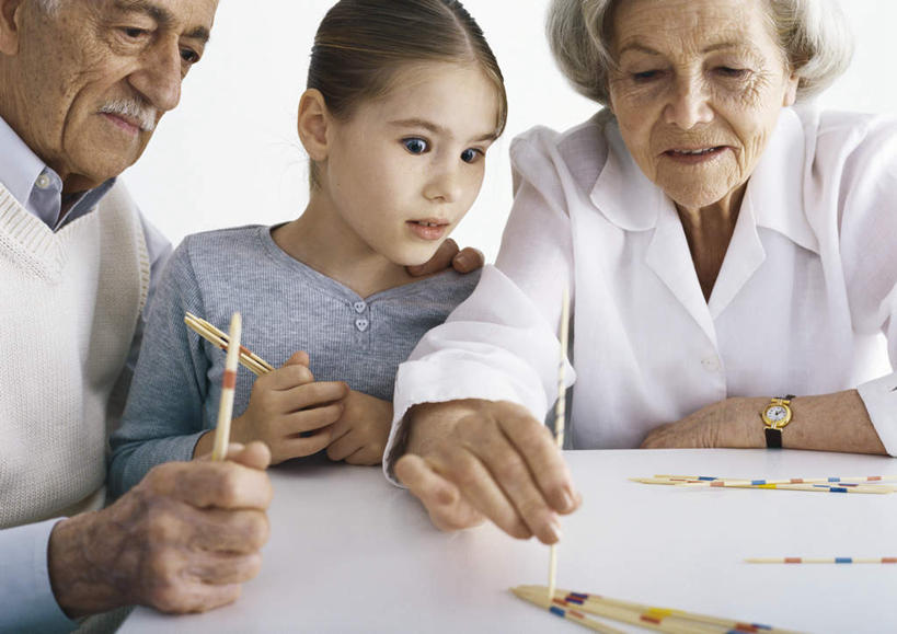 西方人,儿童,老年人,头发,三个人,家庭,祖母,祖父,坐,笑,摸,微笑,露齿笑,横图,室内,白天,正面,游戏,纯洁,桌面,桌子,玩具,欧洲,欧洲人,一排,撑,抚摸,握,阴影,服装,整齐,光线,木制,影子,墙,拿,玩,拿着,注视,休闲装,娱乐,墙壁,墙面,排列,小孩,衣服,黄色,蓝色,阳光,木制品,观察,看,休闲,温暖,温馨,一家人,休闲服,可爱,童年,童趣,益智,握着,服饰,奶奶,爷爷,观看,活动,祖孙,和睦,察看,撑着,队列,发泄,关注,消遣,智力,童真,烂漫,无邪,外婆,外孙女,外祖母,外公,外祖父,宣泄,天真,老年男性,老年女性,男人,男性,女孩,女人,女性,白种人,孩子,孙女,触摸,接触,玩耍,嬉戏,坐着,半身,彩图,融洽,女生