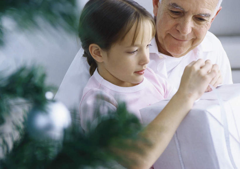 西方人,儿童,老年人,头发,两个人,家庭,祖父,站,抱,笑,摸,微笑,露齿笑,横图,室内,特写,白天,正面,纯洁,植物,礼盒,礼物,欧洲,圣诞节,欧洲人,一棵,抚摸,阴影,节日,朦胧,模糊,庆祝,光线,影子,纸盒,墙,圣诞树,注视,文化,墙壁,墙面,盒子,树,树木,一个,小孩,黄色,绿色,阳光,自然,包装盒,礼品盒,观察,看,站着,庆典,温暖,温馨,一家人,可爱,童年,童趣,礼品,生长,爷爷,单个,成长,抱着,观看,纪念,祖孙,和睦,察看,搂着,关注,童真,烂漫,无邪,外孙女,外公,外祖父,外孙,外孙子,天真,老年男性,男孩,男人,男性,女孩,女人,女性,白种人,孩子,孙女,孙子,触摸,接触,搂,搂抱,抬头,仰头,站立,半身,彩图,融洽,男生,女生