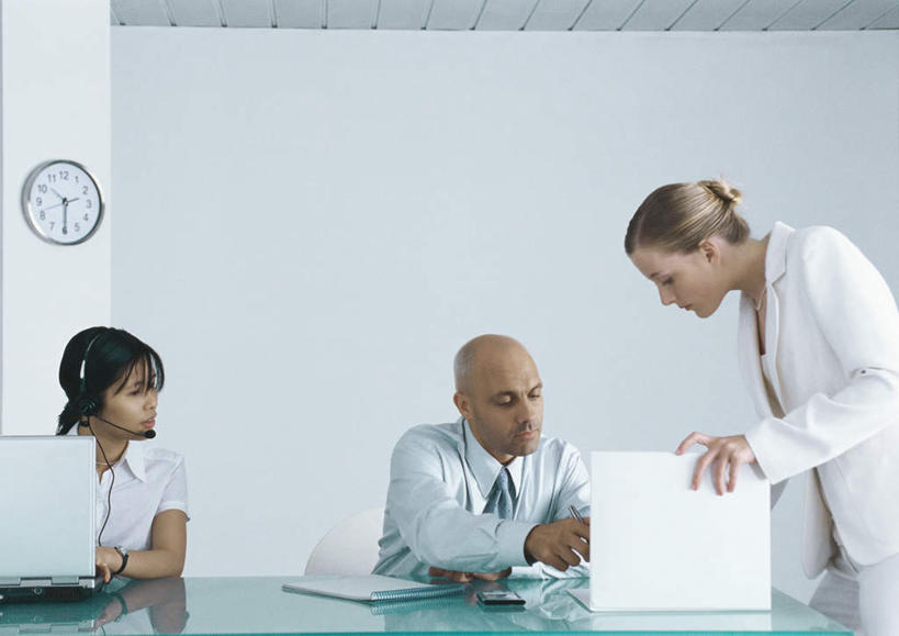 西方人,头发,秃头,三个人,伙伴,同事,朋友,商务人士,商务男性,商务女性,办公室,站,坐,摸,横图,室内,白天,正面,衬衫,友谊,成功,合作,团队,集体,信心,电脑,笔记本电脑,桌子,欧洲,欧洲人,抚摸,握,套装,时间,网络,材料,档案,时钟,文件,办公桌,墙,拿,话务员,计时,拿着,注视,通讯设备,队伍,墙壁,墙面,黄色,耳机,耳麦,话筒,资料,挂钟,钟表,低头,观察,看,站着,表,握着,观看,察看,无线,麦克风,领导,成就,关注,文档,通信设备,商务装,无线网络,合伙,领袖,无线上网,便携式电脑,工薪阶层,客服人员,电话销售,友情,手提电脑,男人,男性,年轻男性,年轻女性,女人,女性,白种人,光头,无发,白领,接线员,上班族,钟,触摸,接触,站立,坐着,半身,彩图,衬衣