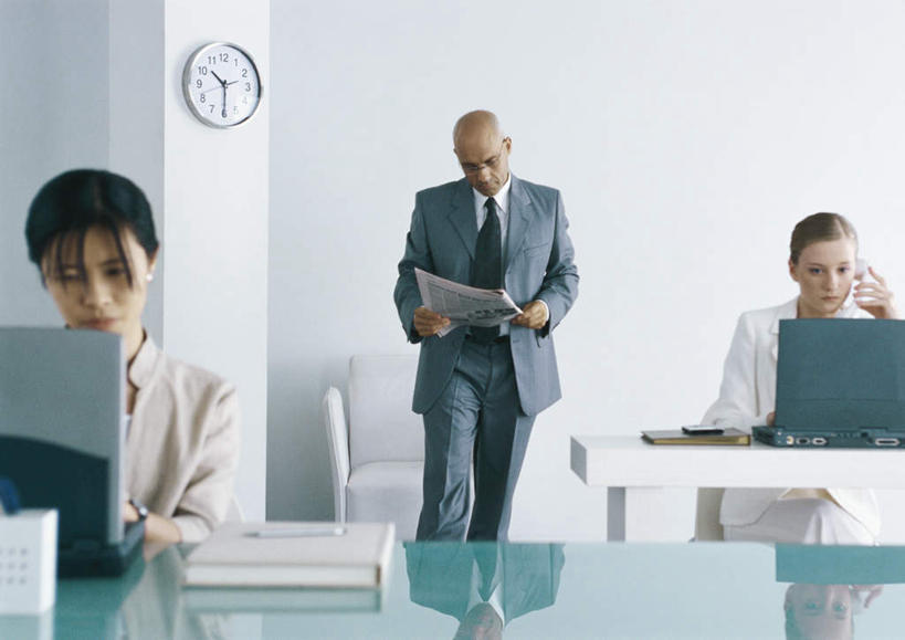 西方人,三个人,伙伴,同事,朋友,商务人士,商务男性,商务女性,办公室,站,坐,走,捧,打电话,横图,室内,白天,正面,衬衫,友谊,成功,合作,团队,集体,信心,电脑,笔记本电脑,桌子,电话,手机,欧洲,欧洲人,敲打,套装,时间,网络,材料,档案,时钟,文件,办公桌,墙,计时,注视,输入,通讯设备,队伍,墙壁,墙面,资料,挂钟,钟表,打字,低头,观察,看,站着,表,观看,点击,敲击,察看,无线,领导,成就,关注,文档,通信设备,商务装,无线网络,合伙,领袖,无线上网,便携式电脑,工薪阶层,交流,友情,按键,手提电脑,男人,男性,年轻男性,年轻女性,女人,女性,白种人,白领,上班族,钟,步行,端,端着,沟通,捧着,手捧,通话,站立,走路,坐着,半身,彩图,衬衣